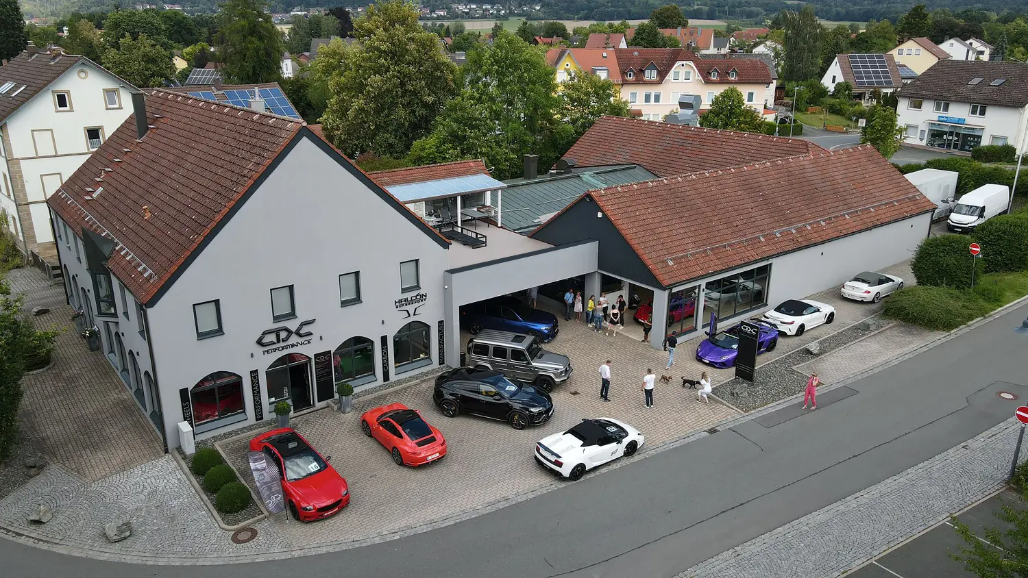 UMBAU EINES SUPERMARKTS ZUR KFZ-WERKSTATT MIT SHOWROOM, BÜROS UND 2 WOHNEINHEITEN von Sandra Johnson Architektin & Innenarchitektin