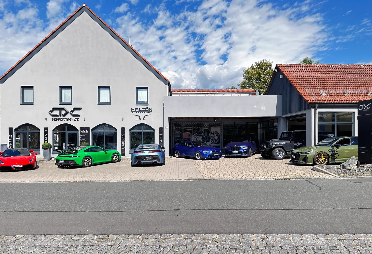 UMBAU EINES SUPERMARKTS ZUR KFZ-WERKSTATT MIT SHOWROOM, BÜROS UND 2 WOHNEINHEITEN von Sandra Johnson Architektin & Innenarchitektin