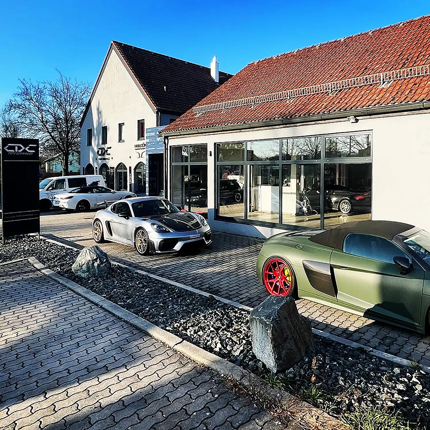 UMBAU EINES SUPERMARKTS ZUR KFZ-WERKSTATT MIT SHOWROOM, BÜROS UND 2 WOHNEINHEITEN von Sandra Johnson Architektin & Innenarchitektin