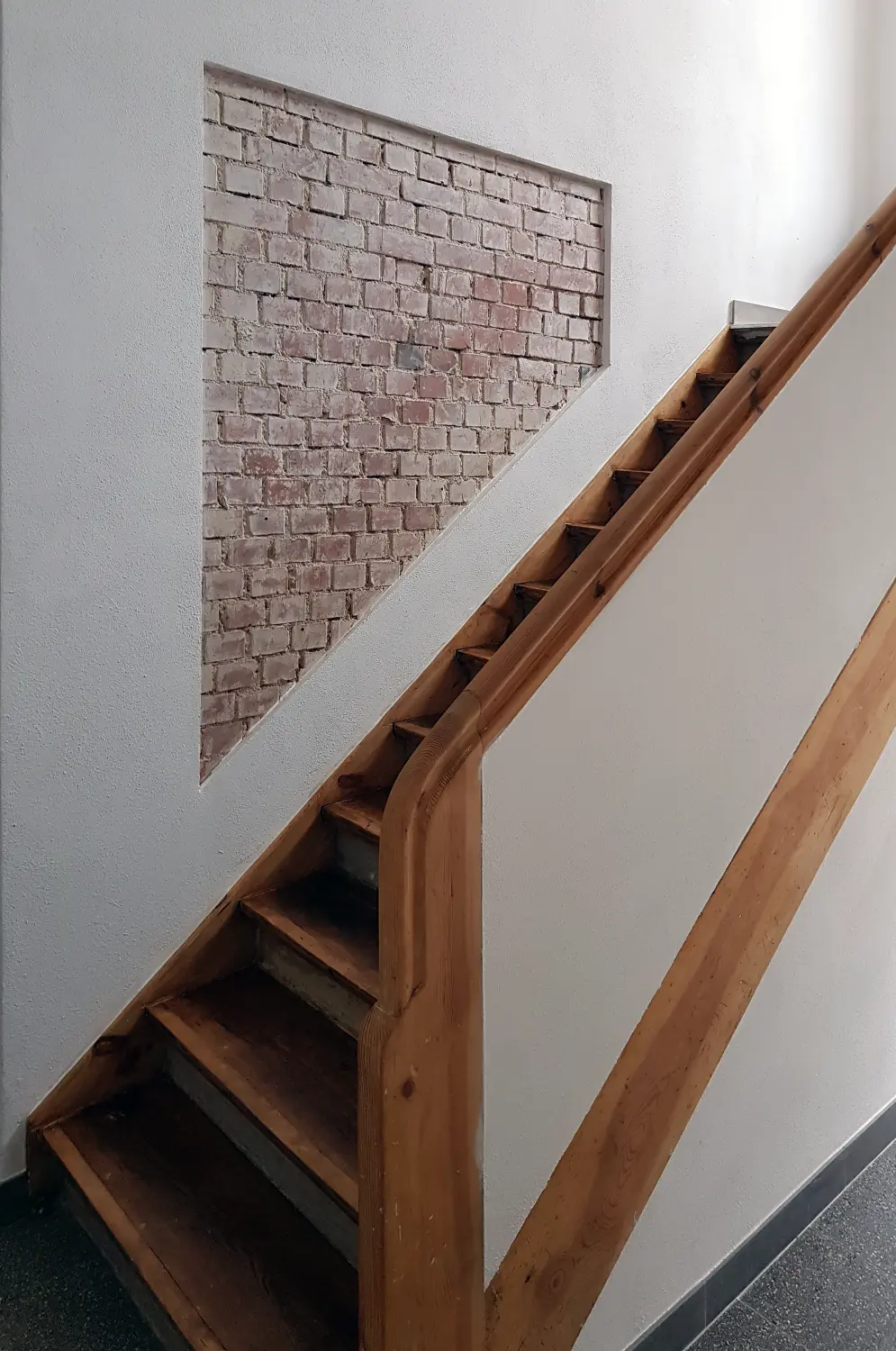 KERNSANIERUNG EINES BACKSTEINGEBÄUDES MIT GASTRONOMIE UND 4 WOHNEINHEITEN von Sandra Johnson Architektin & Innenarchitektin