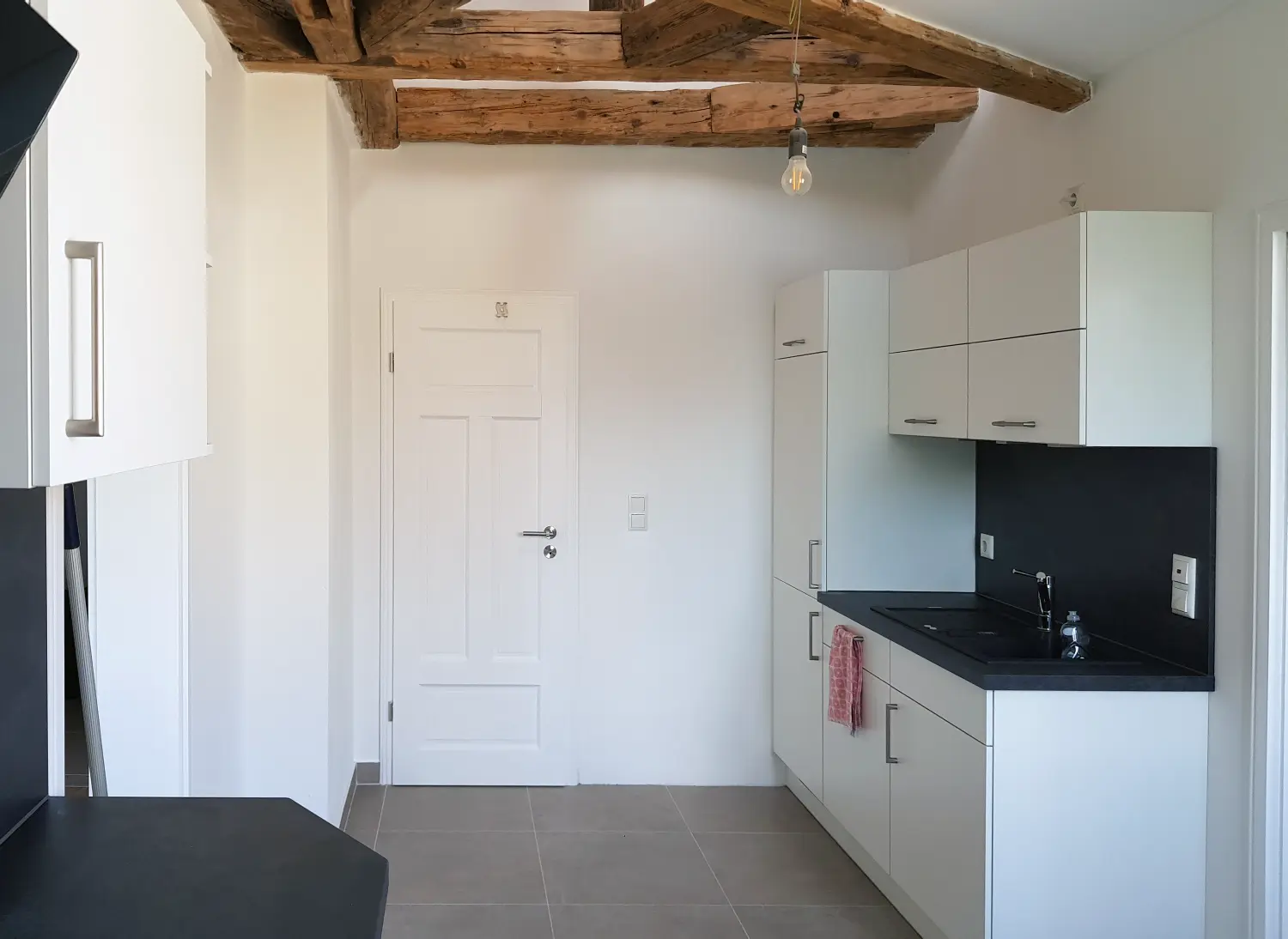 KERNSANIERUNG EINES BACKSTEINGEBÄUDES MIT GASTRONOMIE UND 4 WOHNEINHEITEN von Sandra Johnson Architektin & Innenarchitektin