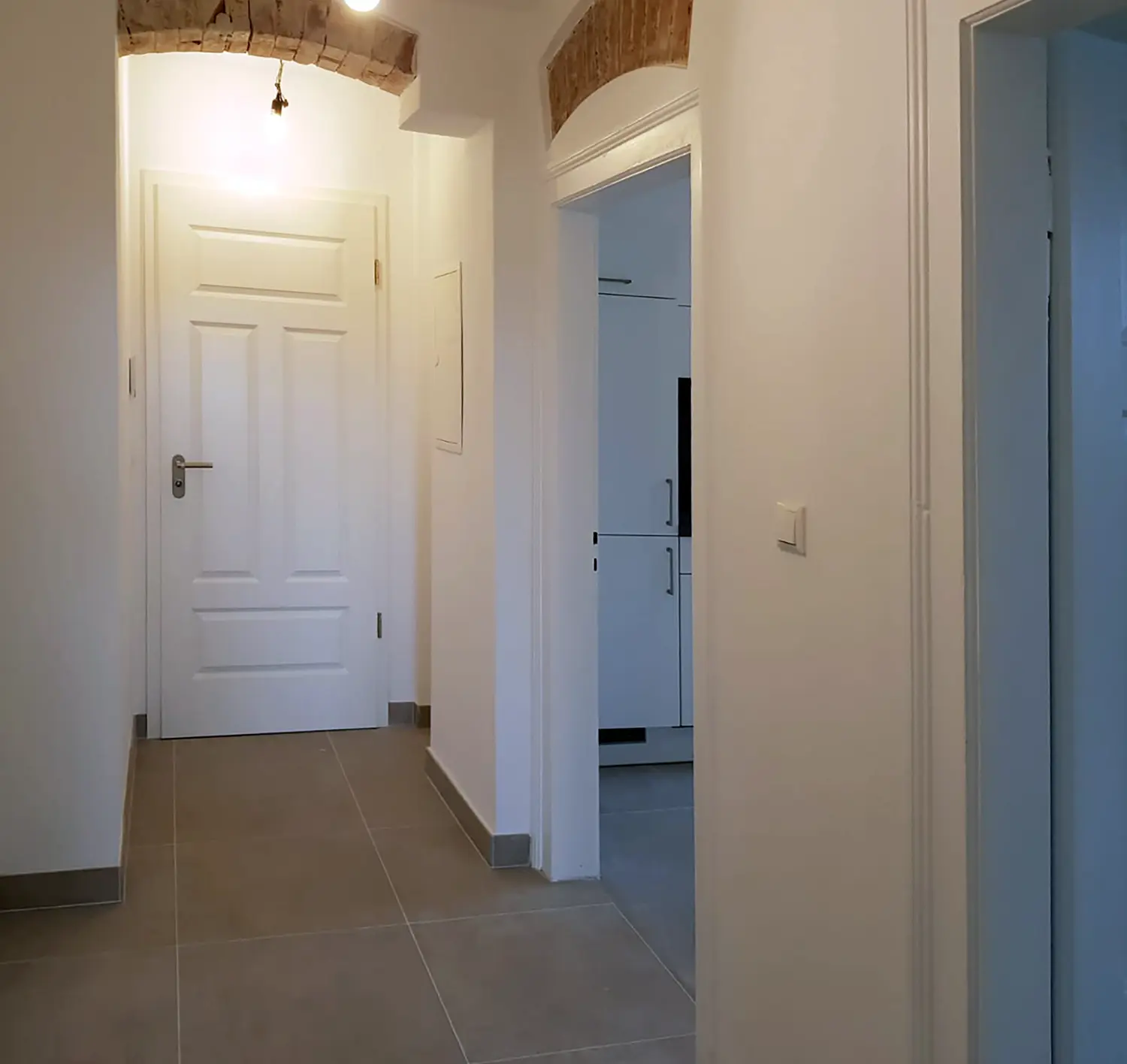 KERNSANIERUNG EINES BACKSTEINGEBÄUDES MIT GASTRONOMIE UND 4 WOHNEINHEITEN von Sandra Johnson Architektin & Innenarchitektin