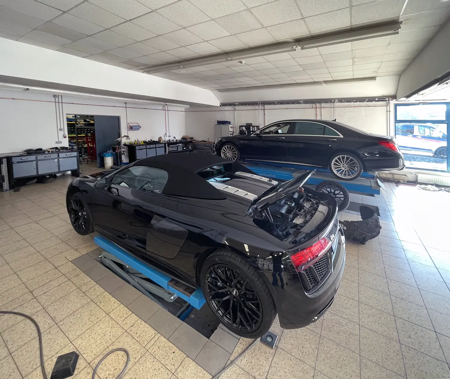 Umbau eines Supermarkts zur Kfz-Werkstatt mit Showroom, Büros und Wohneinheiten von Sandra Johnson Architektin & Innenarchitektin