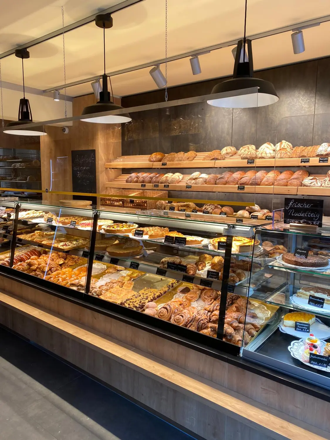 Kernsanierung einer Wohnung und Anbindung an die bestehende Maisonette von Sandra Johnson Architektin & Innenarchitektin