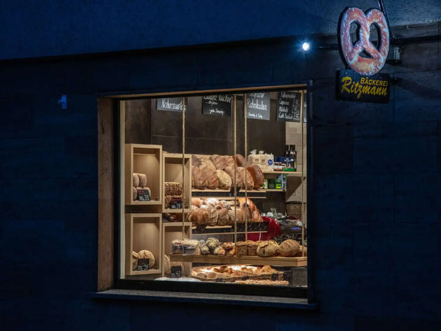 Einfamilienhaus mit Doppelgarage und Windfang, modernes Satteldach mit vorgezogenem Hauptdach von Sandra Johnson Architektin & Innenarchitektin