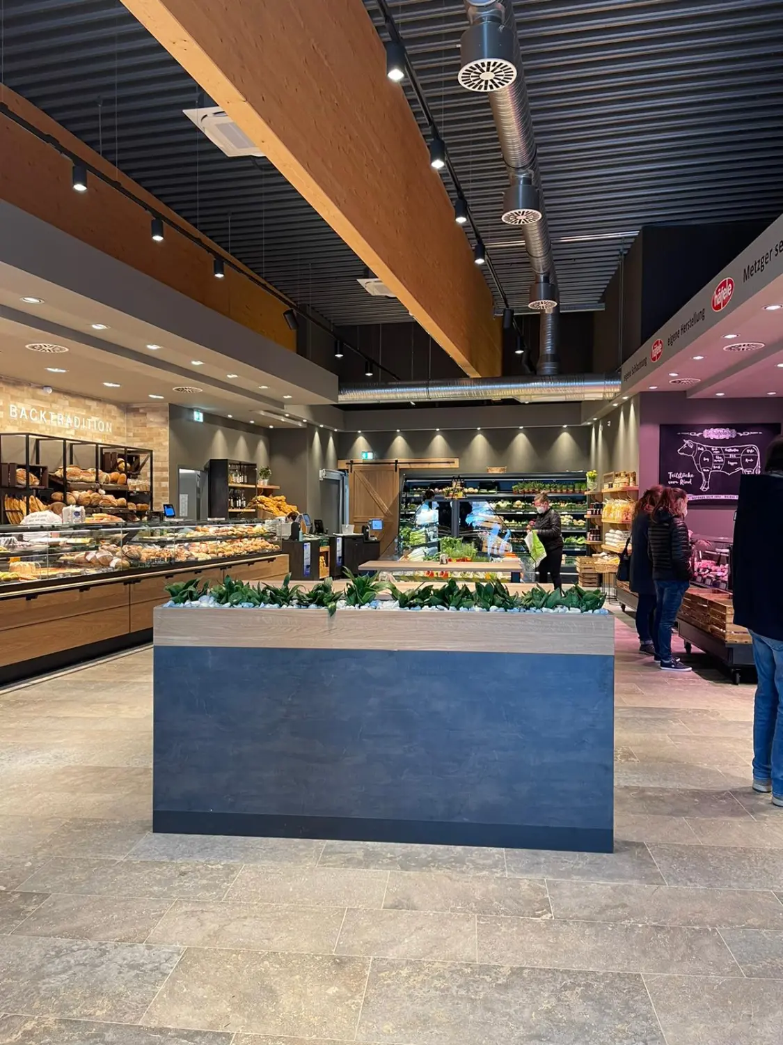 Modernes Hofhaus mit Naturstein von Sandra Johnson Architektin & Innenarchitektin