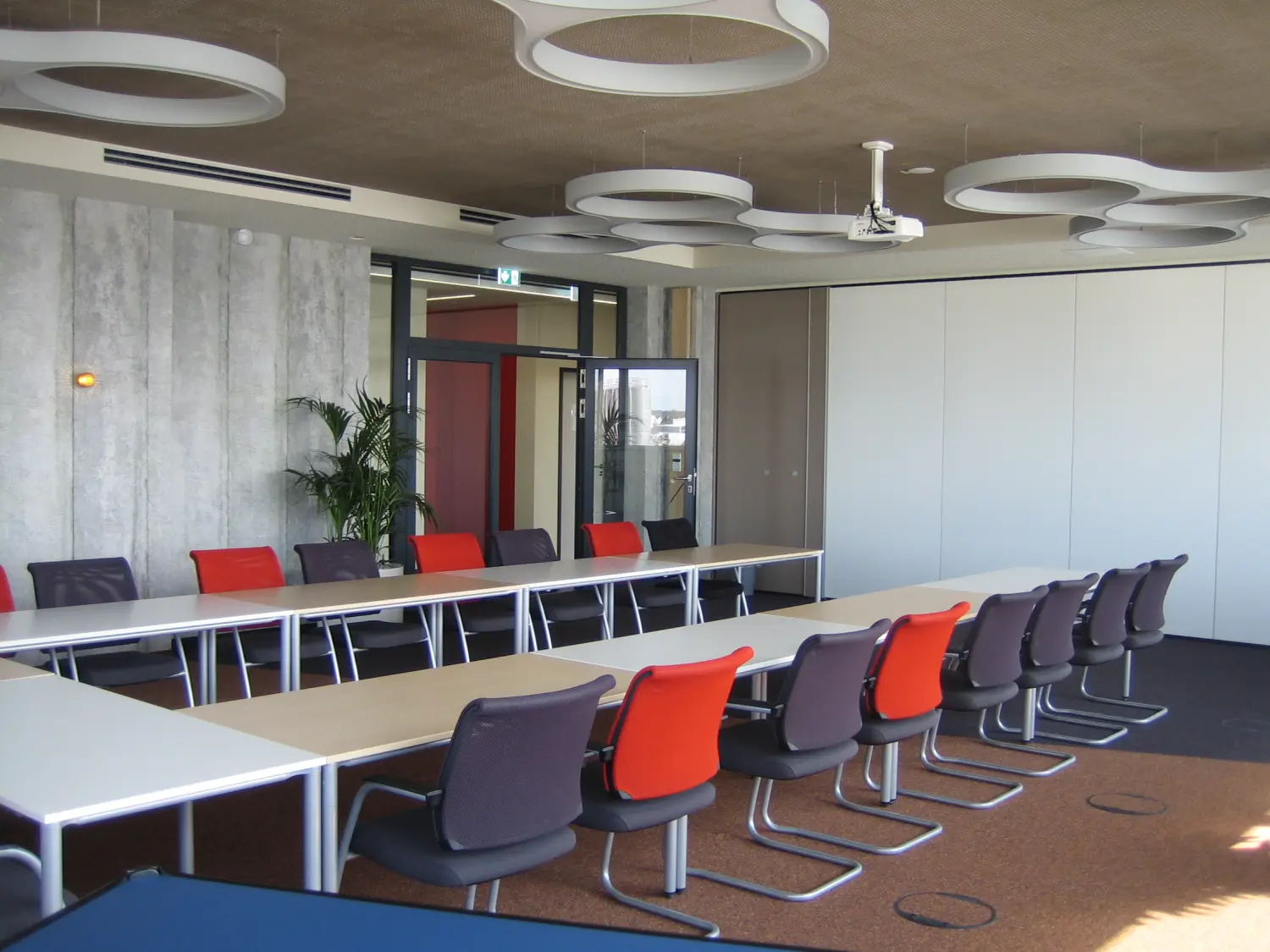 Einfamilienhaus mit Doppelgarage und Windfang, modernes Satteldach mit vorgezogenem Hauptdach von Sandra Johnson Architektin & Innenarchitektin