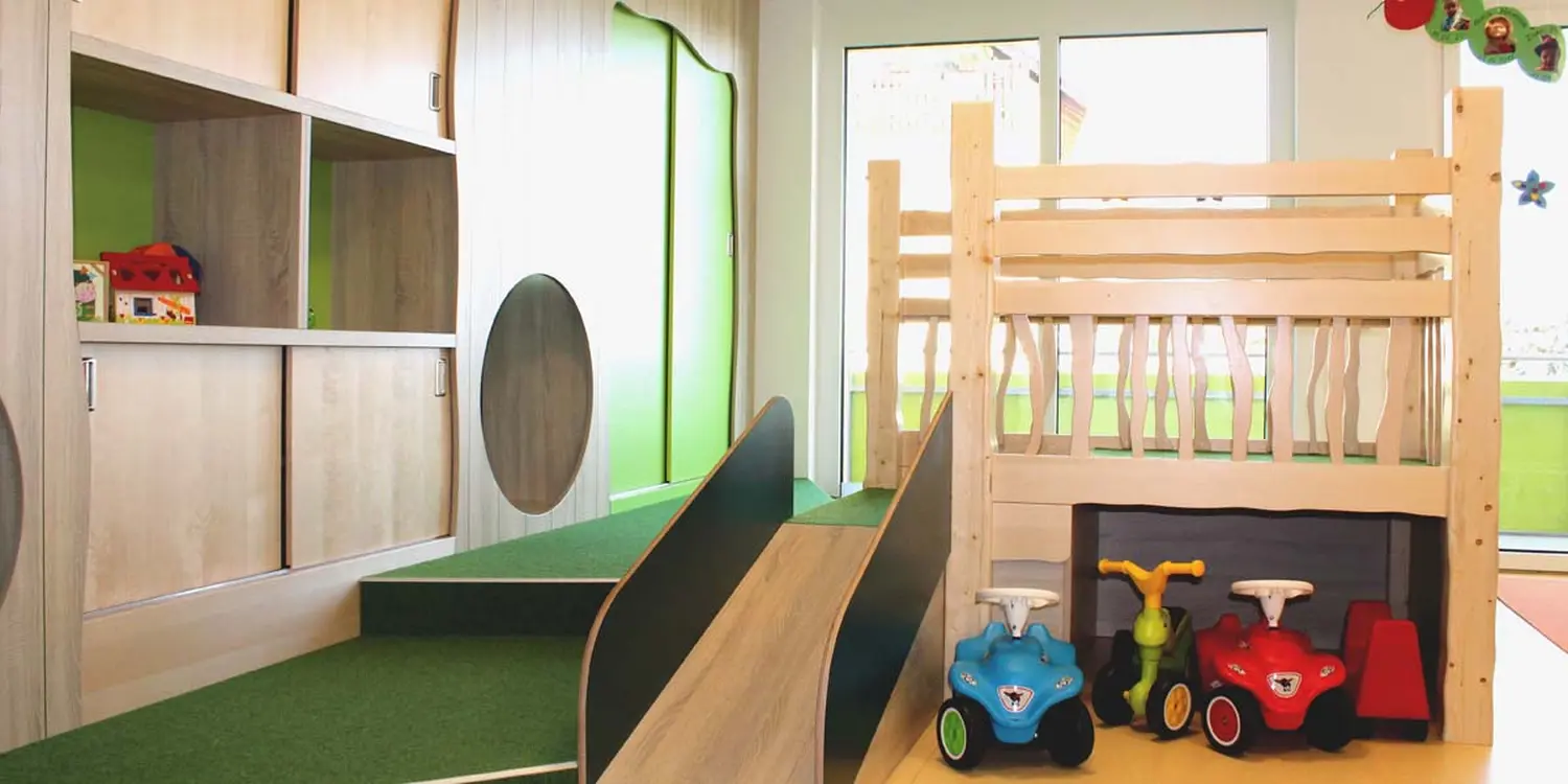 Umbau eines Supermarkts zur Kfz-Werkstatt mit Showroom, Büros und Wohneinheiten von Sandra Johnson Architektin & Innenarchitektin