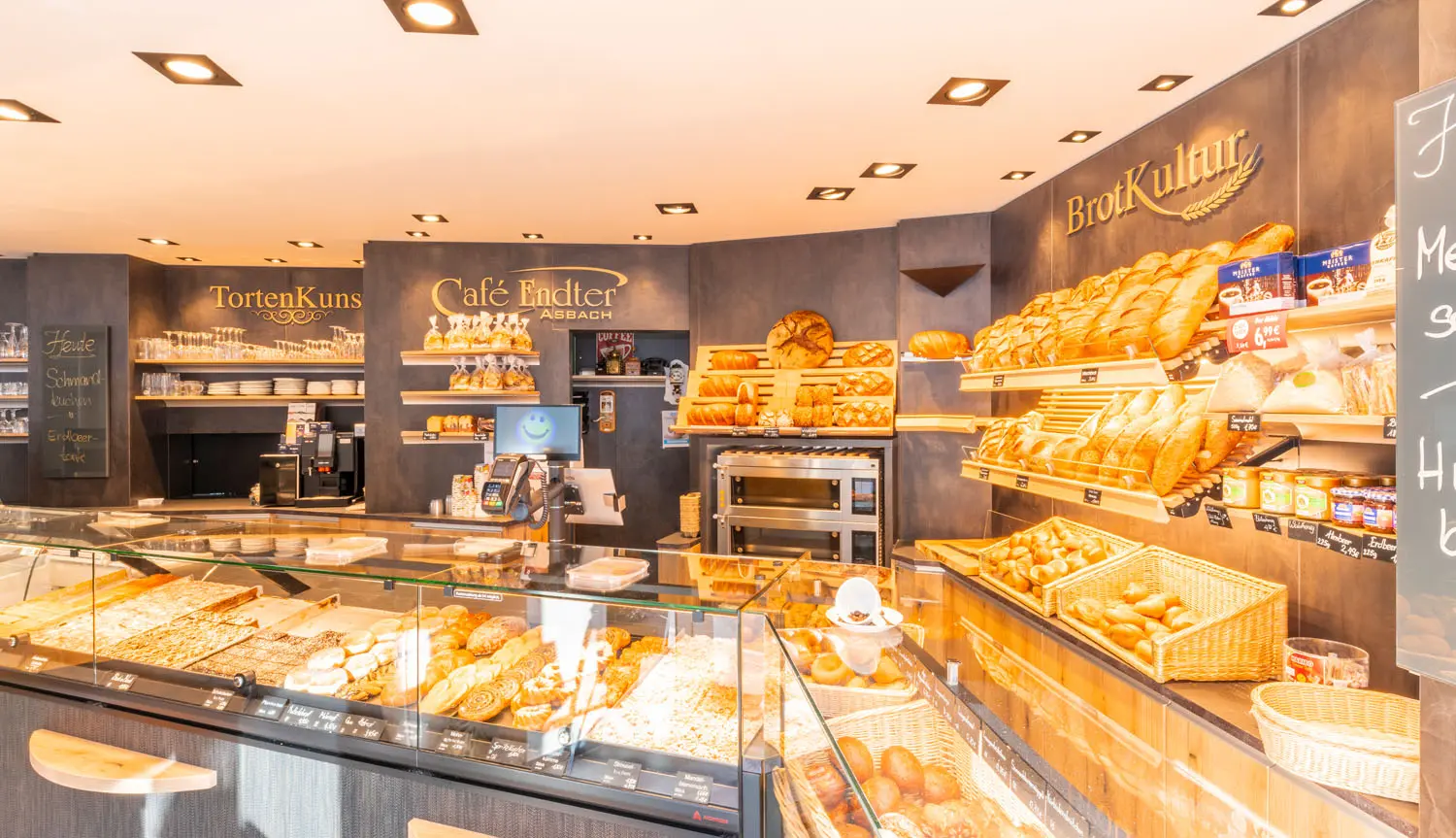 Umbau eines Supermarkts zur Kfz-Werkstatt mit Showroom, Büros und Wohneinheiten von Sandra Johnson Architektin & Innenarchitektin