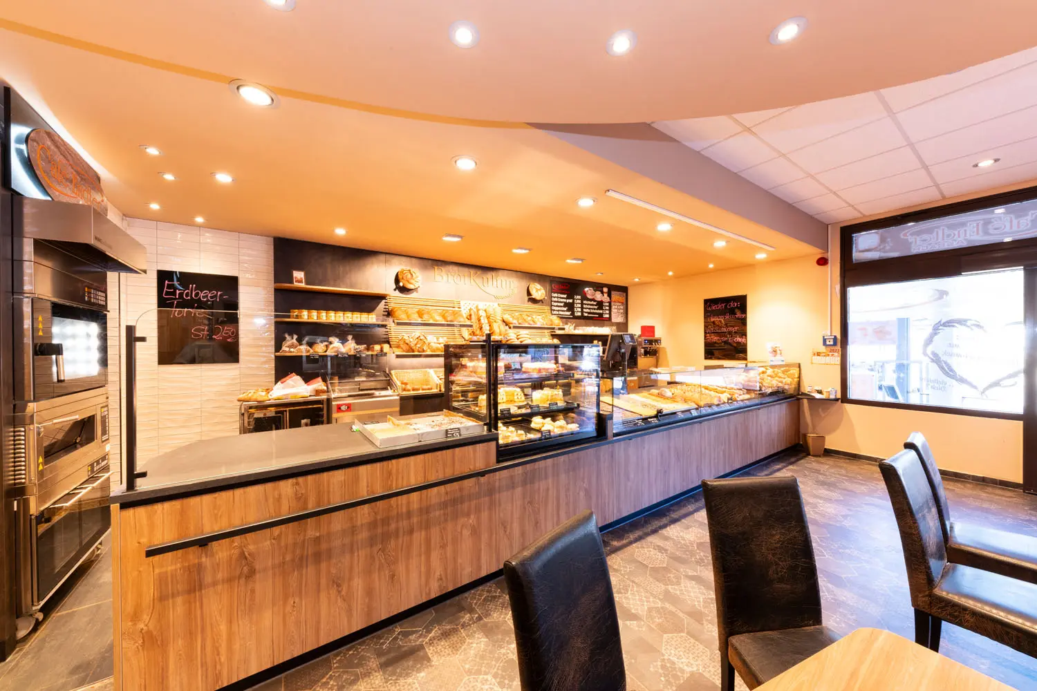 Umbau eines Supermarkts zur Kfz-Werkstatt mit Showroom, Büros und Wohneinheiten von Sandra Johnson Architektin & Innenarchitektin