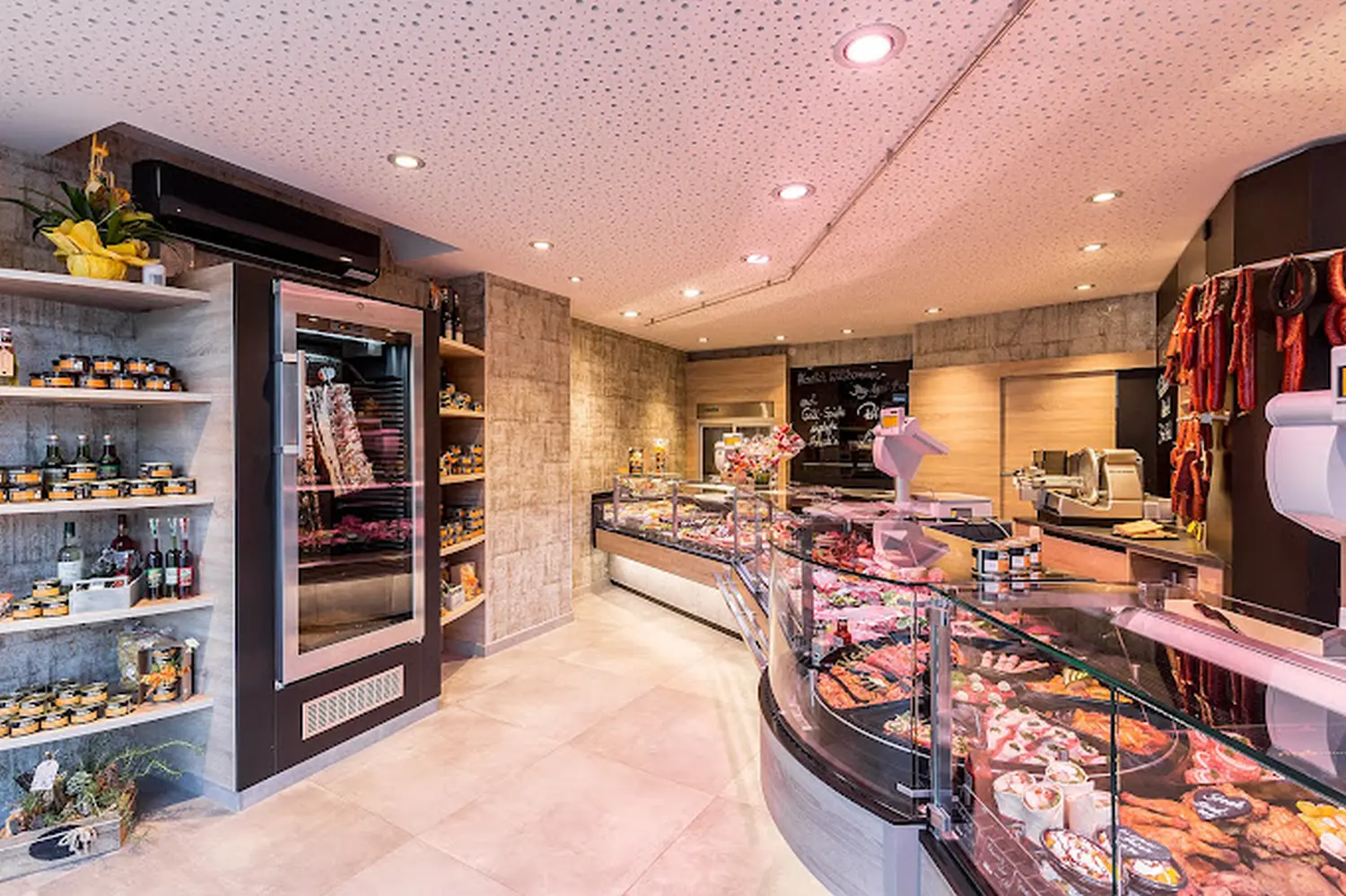 Umbau eines Supermarkts zur Kfz-Werkstatt mit Showroom, Büros und Wohneinheiten von Sandra Johnson Architektin & Innenarchitektin