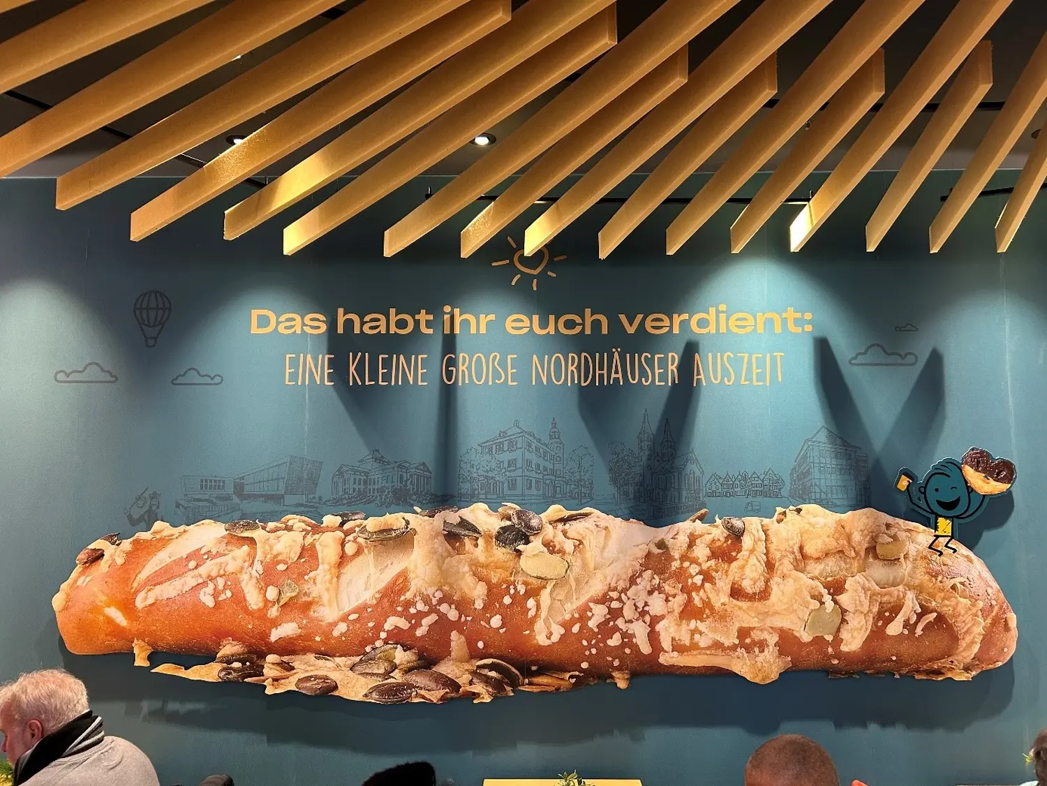 Umbau eines Supermarkts zur Kfz-Werkstatt mit Showroom, Büros und Wohneinheiten von Sandra Johnson Architektin & Innenarchitektin