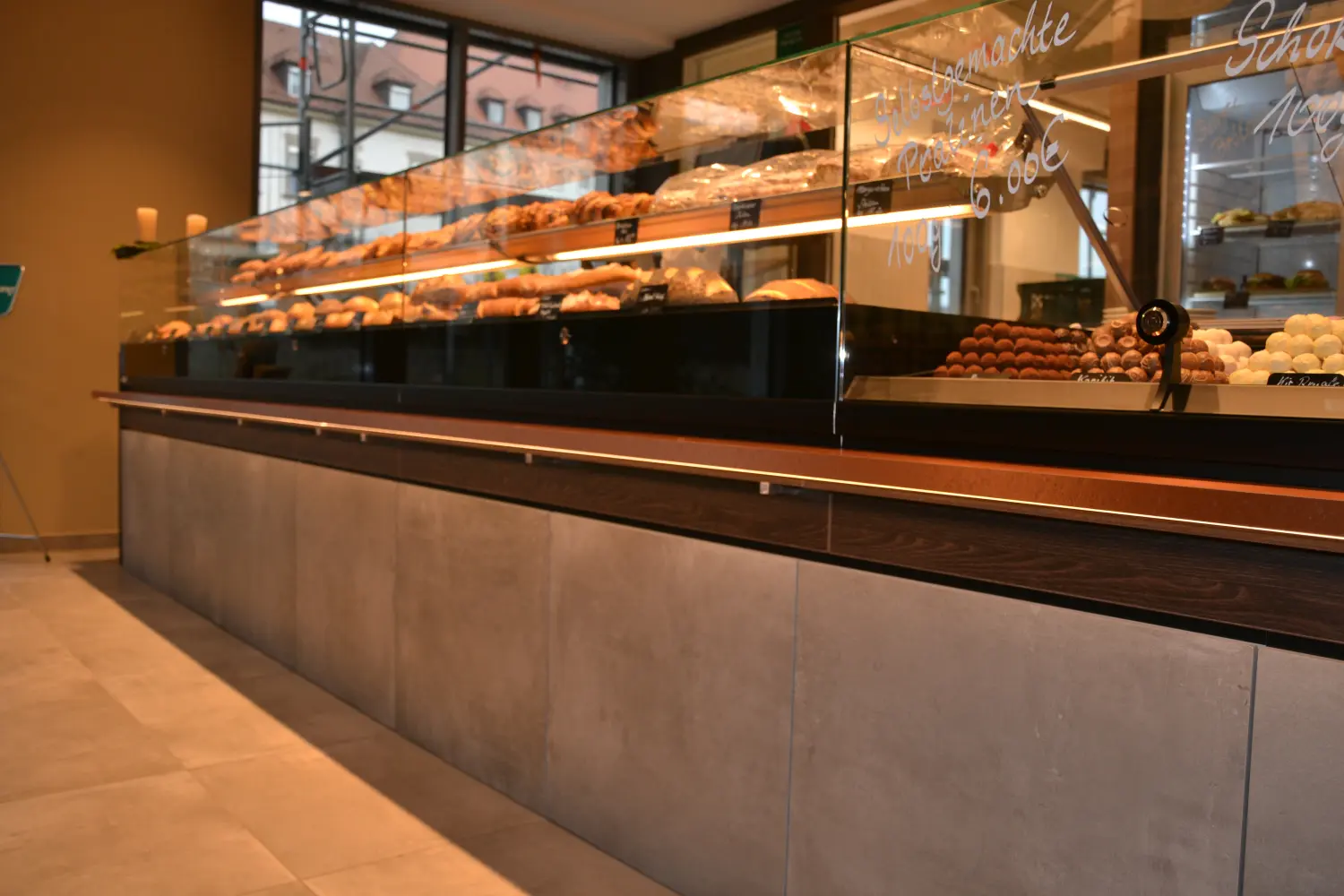 Umbau eines Supermarkts zur Kfz-Werkstatt mit Showroom, Büros und Wohneinheiten von Sandra Johnson Architektin & Innenarchitektin