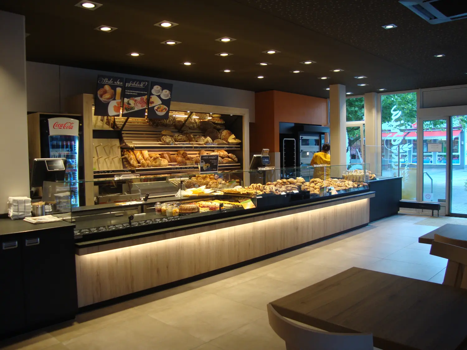 Umbau eines Supermarkts zur Kfz-Werkstatt mit Showroom, Büros und Wohneinheiten von Sandra Johnson Architektin & Innenarchitektin