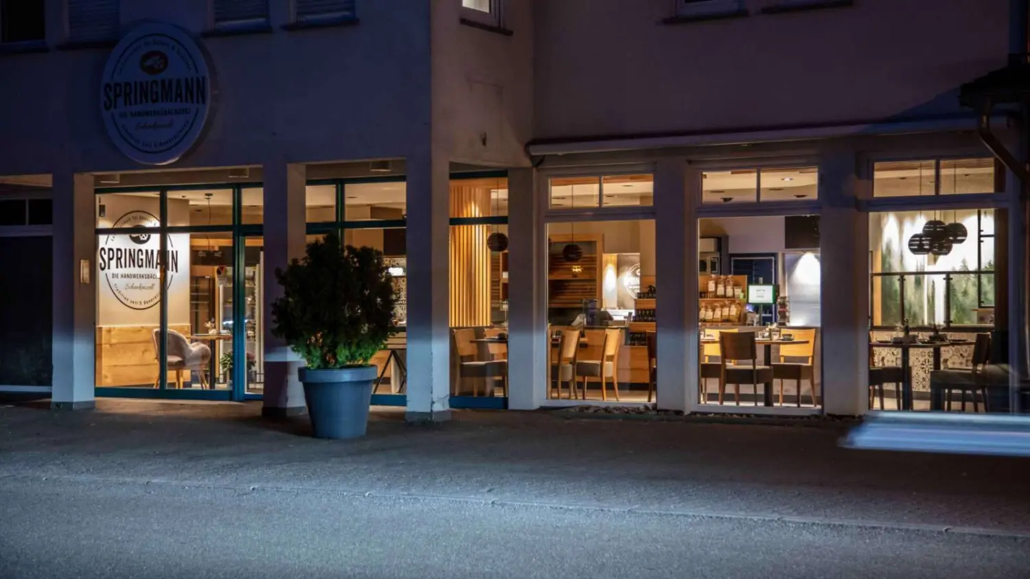 Umbau eines Supermarkts zur Kfz-Werkstatt mit Showroom, Büros und Wohneinheiten von Sandra Johnson Architektin & Innenarchitektin