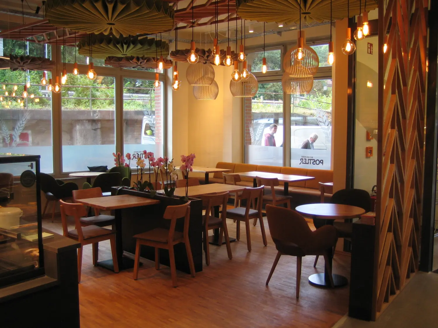 Umbau eines Supermarkts zur Kfz-Werkstatt mit Showroom, Büros und Wohneinheiten von Sandra Johnson Architektin & Innenarchitektin