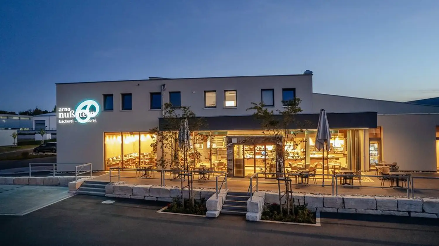 Einfamilienhaus mit Doppelgarage und Windfang, modernes Satteldach mit vorgezogenem Hauptdach von Sandra Johnson Architektin & Innenarchitektin