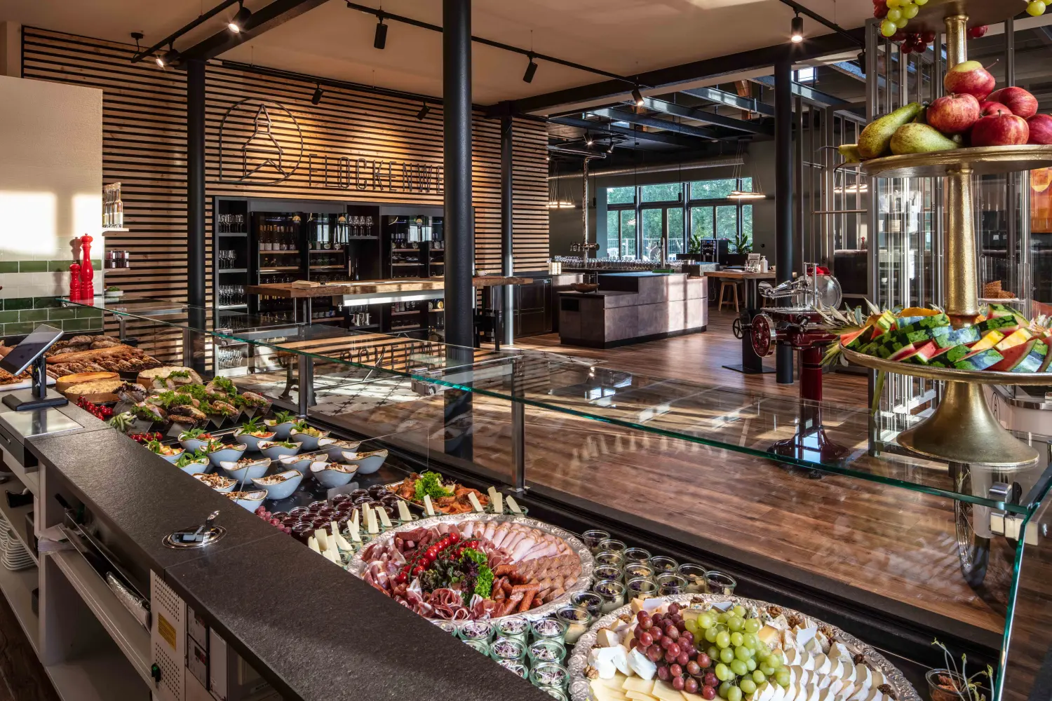 Modernes Hofhaus mit Naturstein von Sandra Johnson Architektin & Innenarchitektin