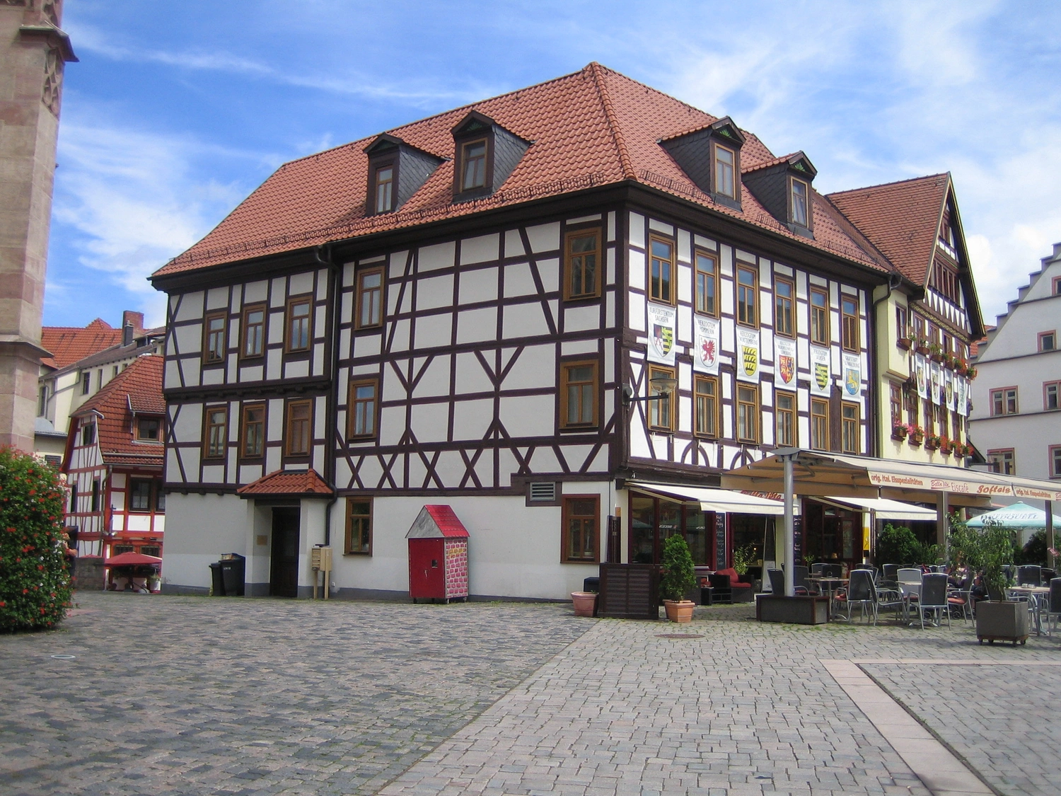 Einfamilienhaus mit Carport im New England Stil von Sandra Johnson Architektin & Innenarchitektin