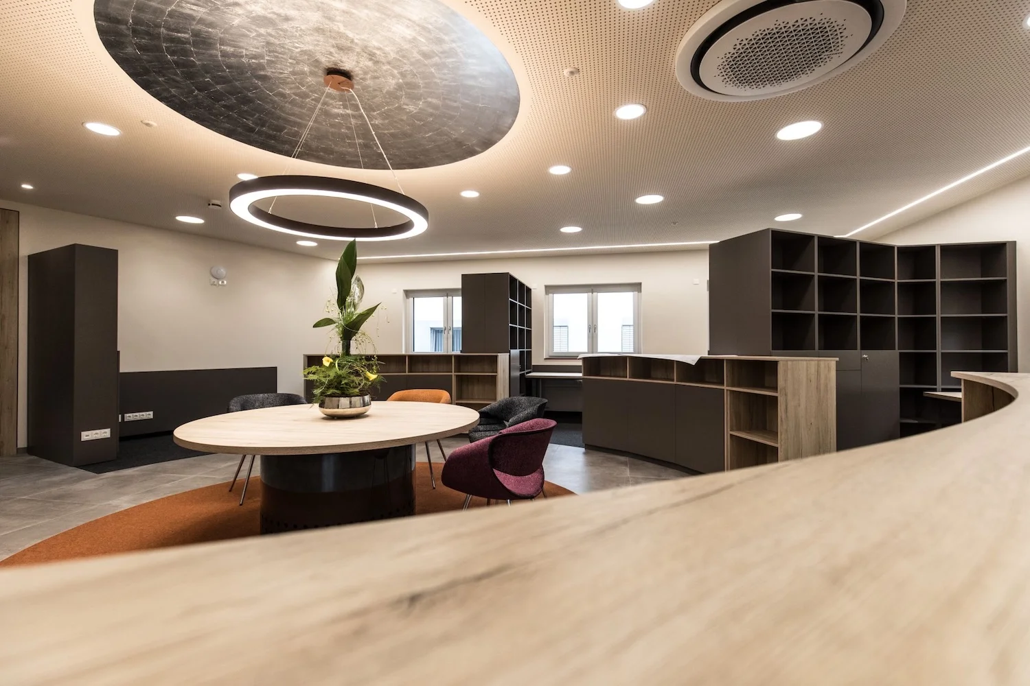 Modernes Hofhaus mit Naturstein von Sandra Johnson Architektin & Innenarchitektin