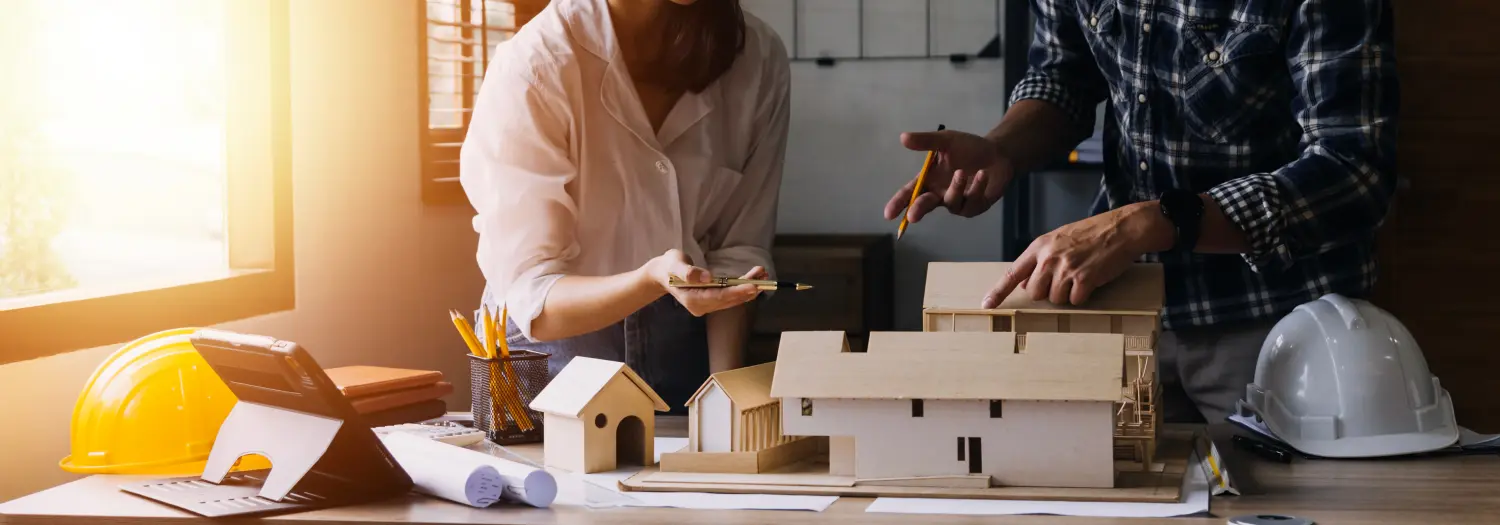 Bauingenieur arbeitet bei Blueprint für den Bau großer Gewerbegebäude im Büro. Ingenieurwerkzeuge und Baukonzept.